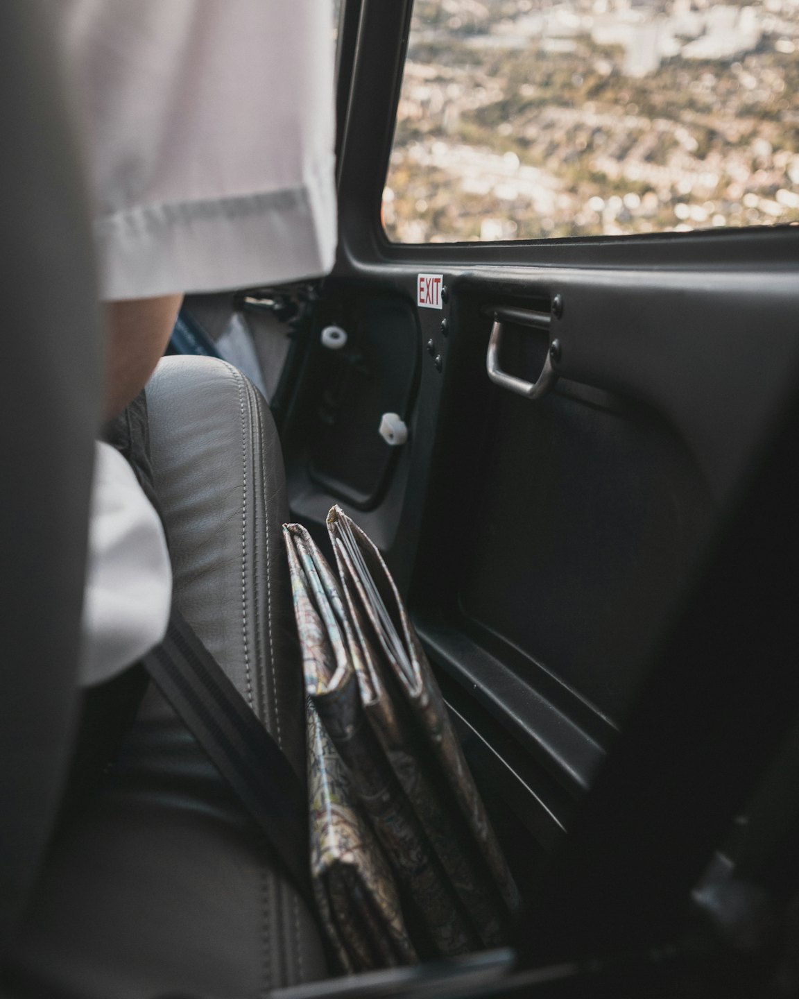 Pilot im Cockpit blickt auf Stadtlandschaft.